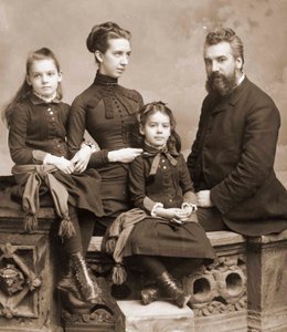 Ritratto di Alexander Graham Bell, sua moglie Mabel Gardiner Hubbard e le loro figlie Elsie e Marian c.1885